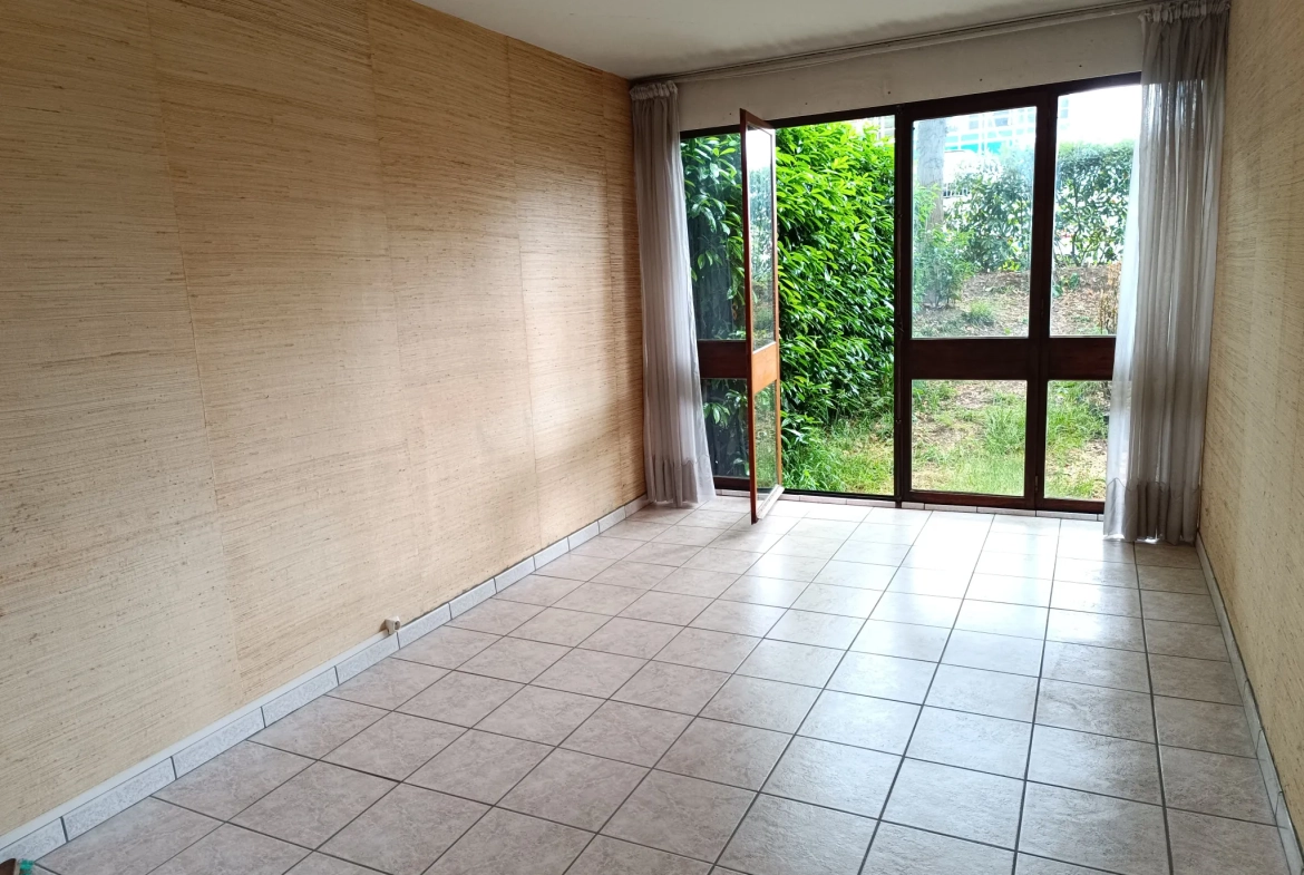 Chambre de service avec jardinet à La Celle-Saint-Cloud - Investissement ou pied-à-terre 