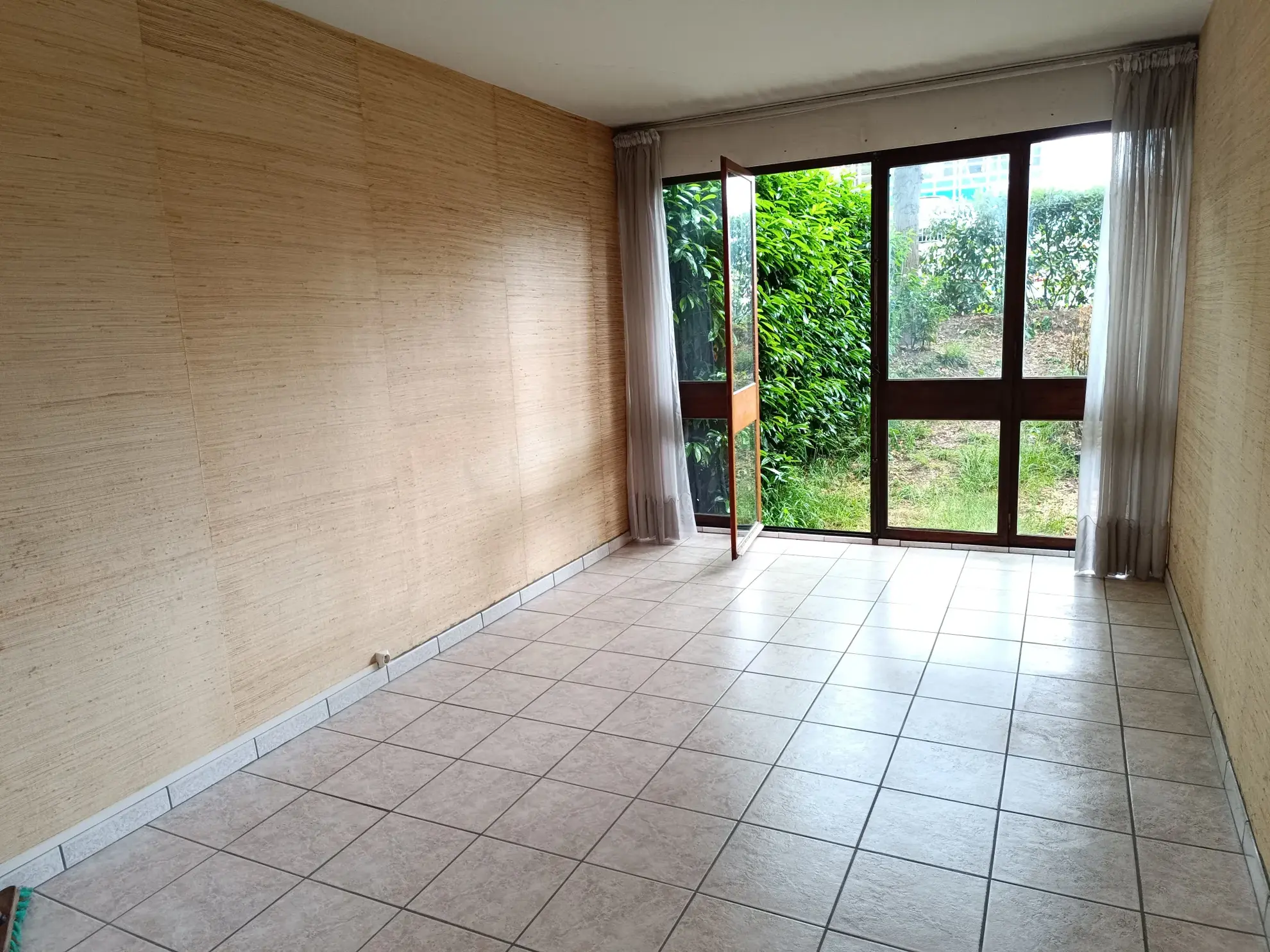 Chambre de service avec jardinet à La Celle-Saint-Cloud - Investissement ou pied-à-terre 