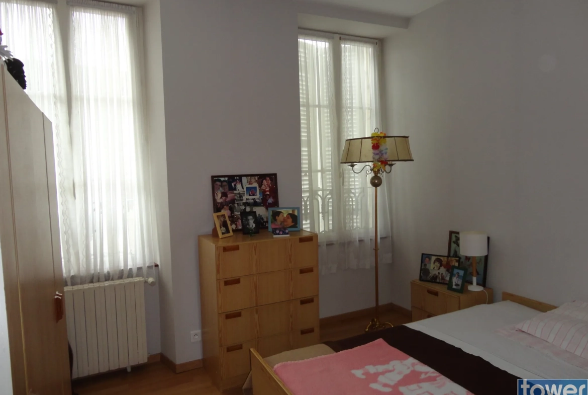 À vendre maison de 170 m² au cœur de Saint Jean d'Angély avec 5 chambres et cave 