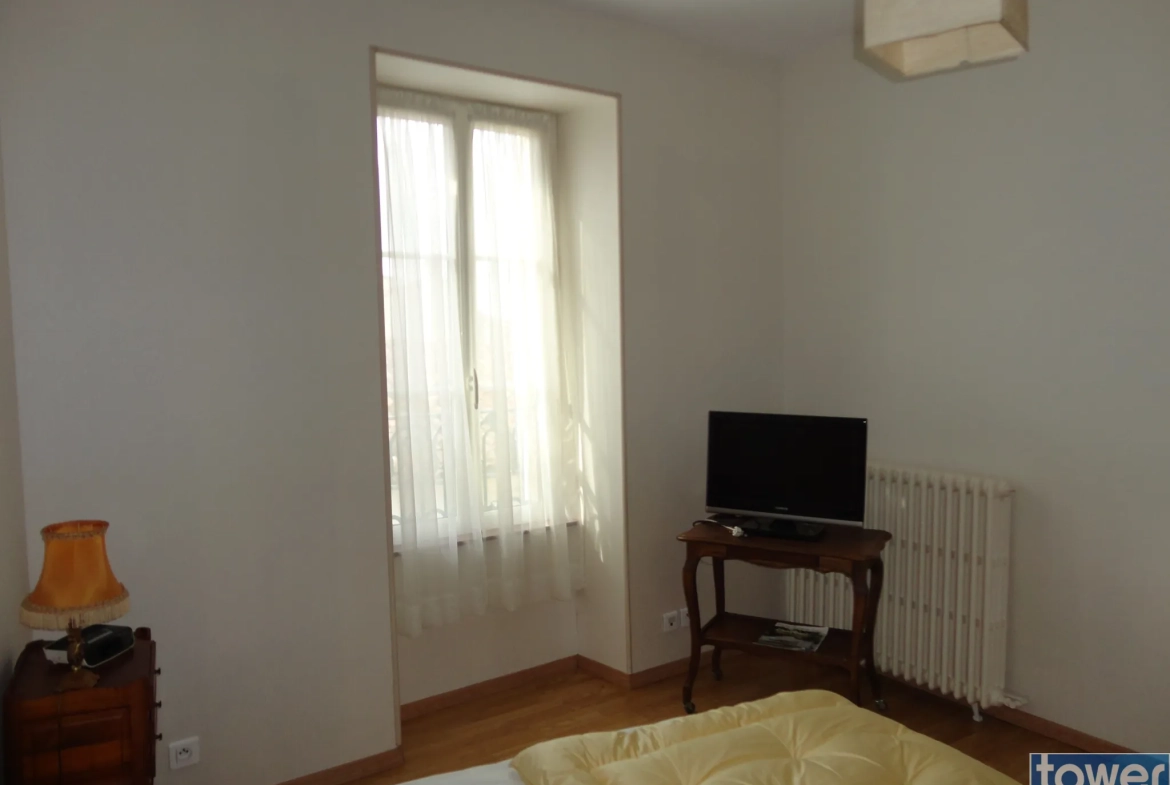 À vendre maison de 170 m² au cœur de Saint Jean d'Angély avec 5 chambres et cave 