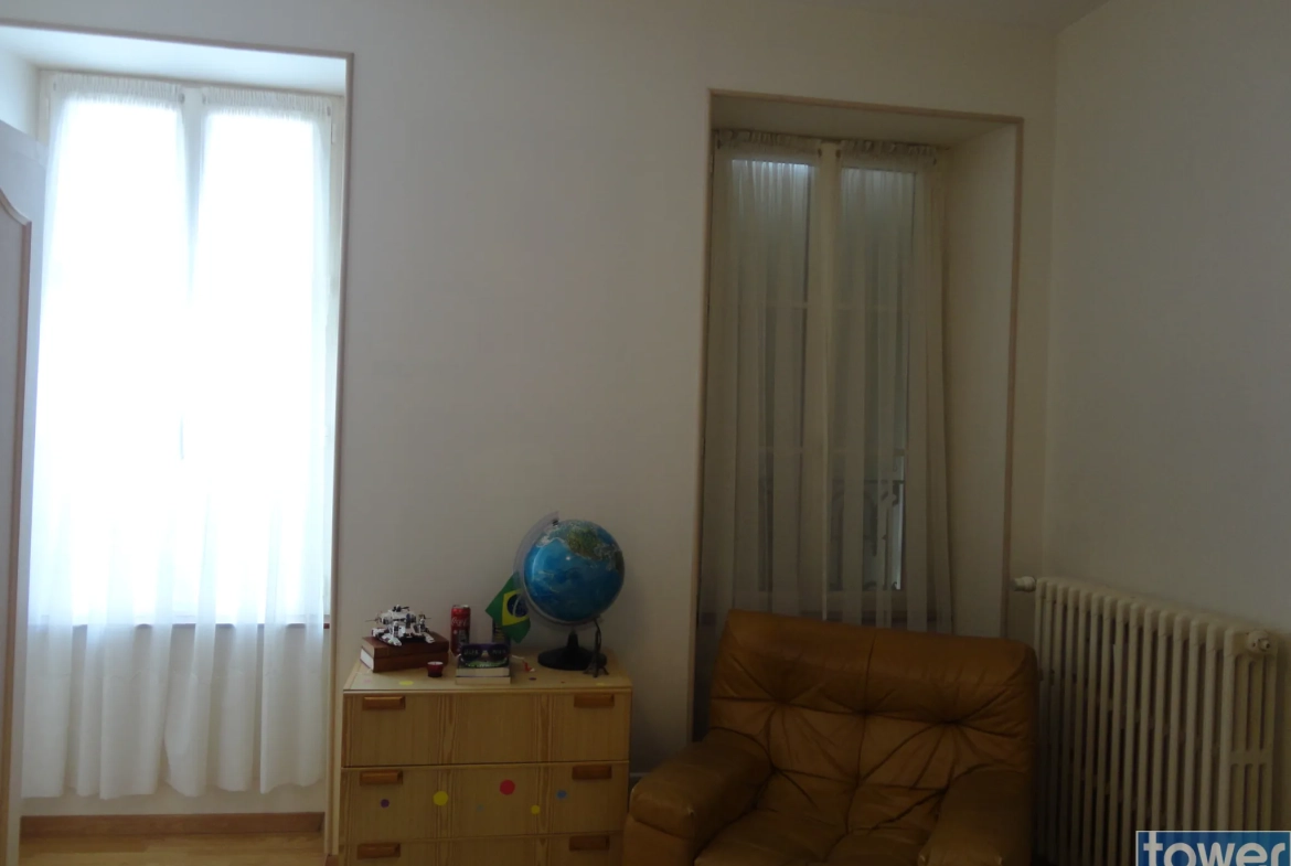 À vendre maison de 170 m² au cœur de Saint Jean d'Angély avec 5 chambres et cave 