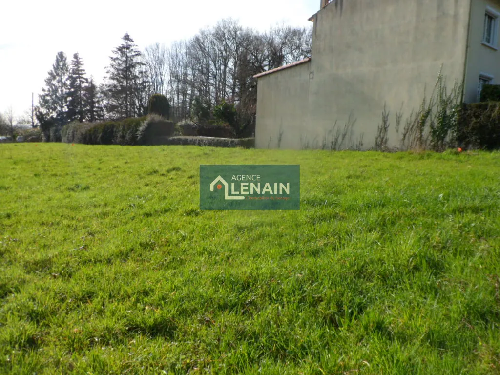 Terrain à bâtir de 721 m² à Pouzauges, proche commerces 
