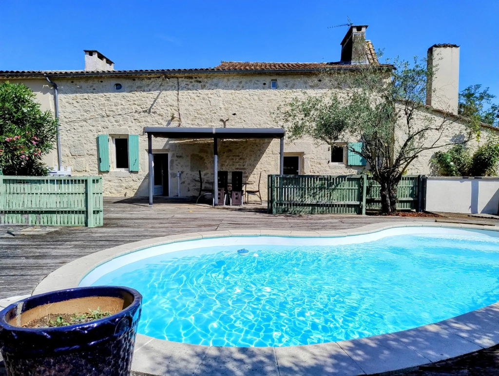 Maison en pierre avec piscine, grand terrain et dépendances à Auriolles (33790)