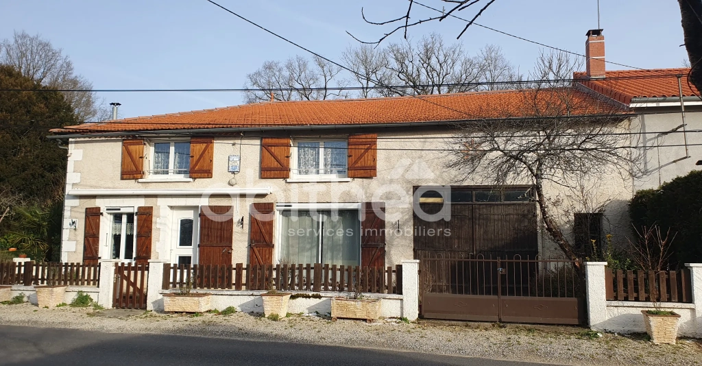 Maison de 125 m2 avec grand jardin, garage et aménagements modernes à Roumazières (16270)