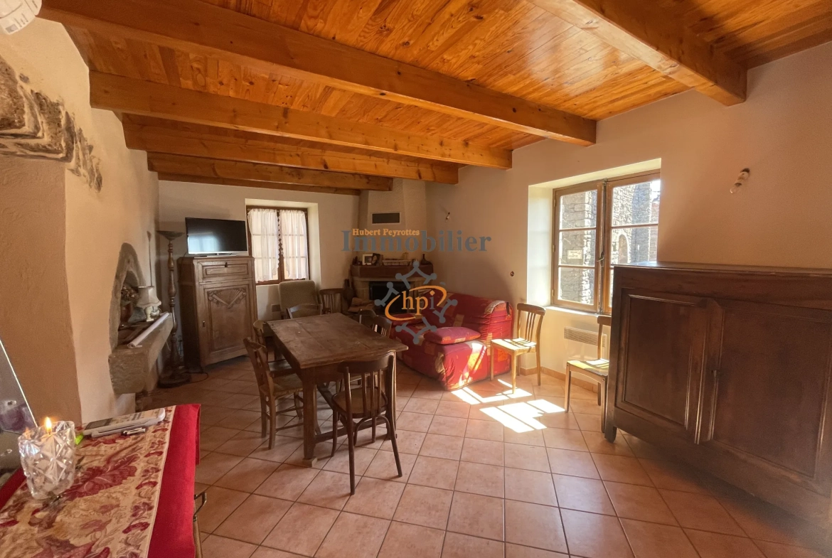 Maison de village en pierre à vendre à Saint Victor et Melvieu – Rénovée et lumineuse 
