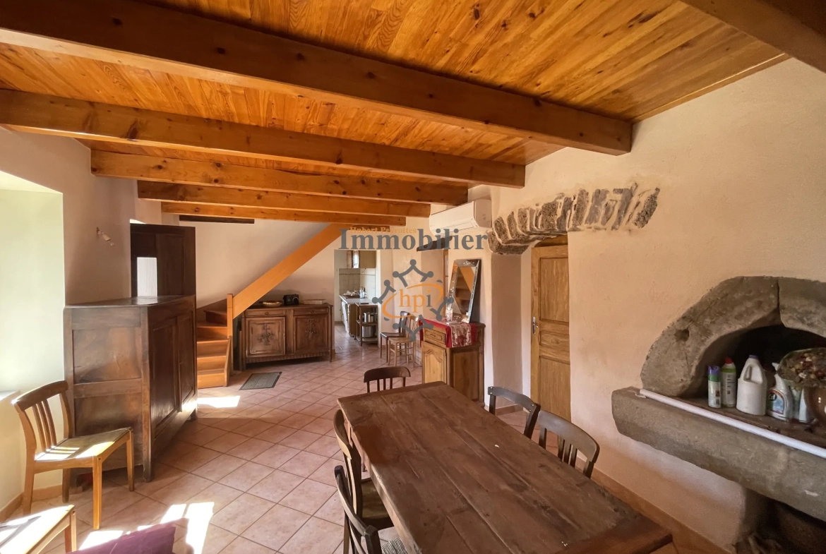 Maison de village en pierre à vendre à Saint Victor et Melvieu – Rénovée et lumineuse 