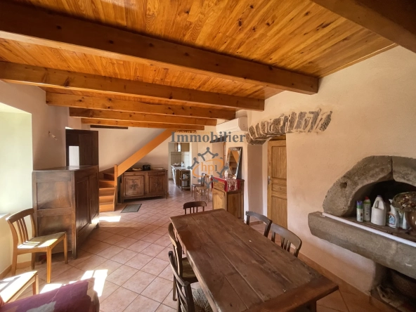 Maison de village en pierre à vendre à Saint Victor et Melvieu – Rénovée et lumineuse