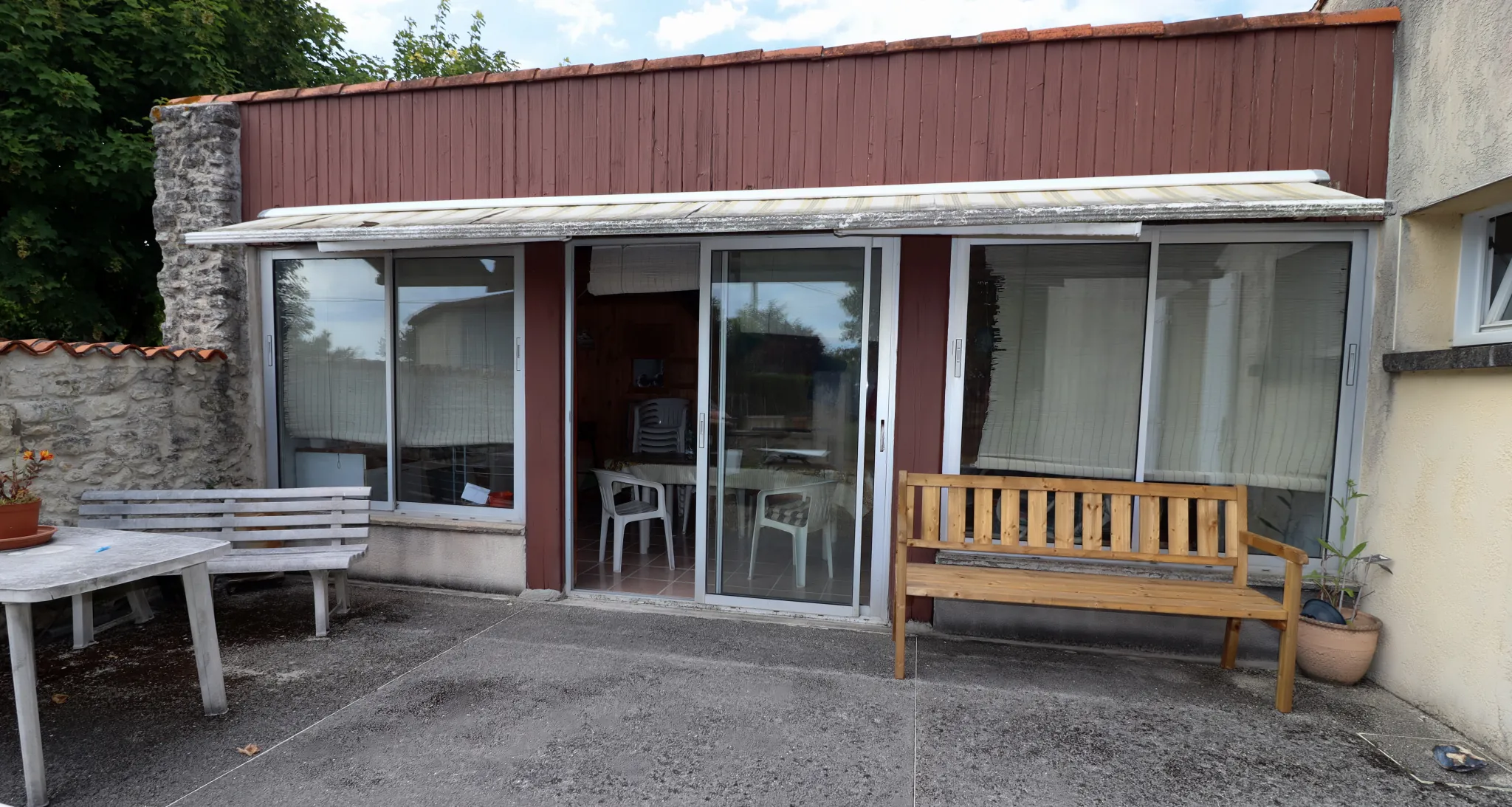 Charmante maison en pierre avec grand jardin et dépendances à proximité de Royan 
