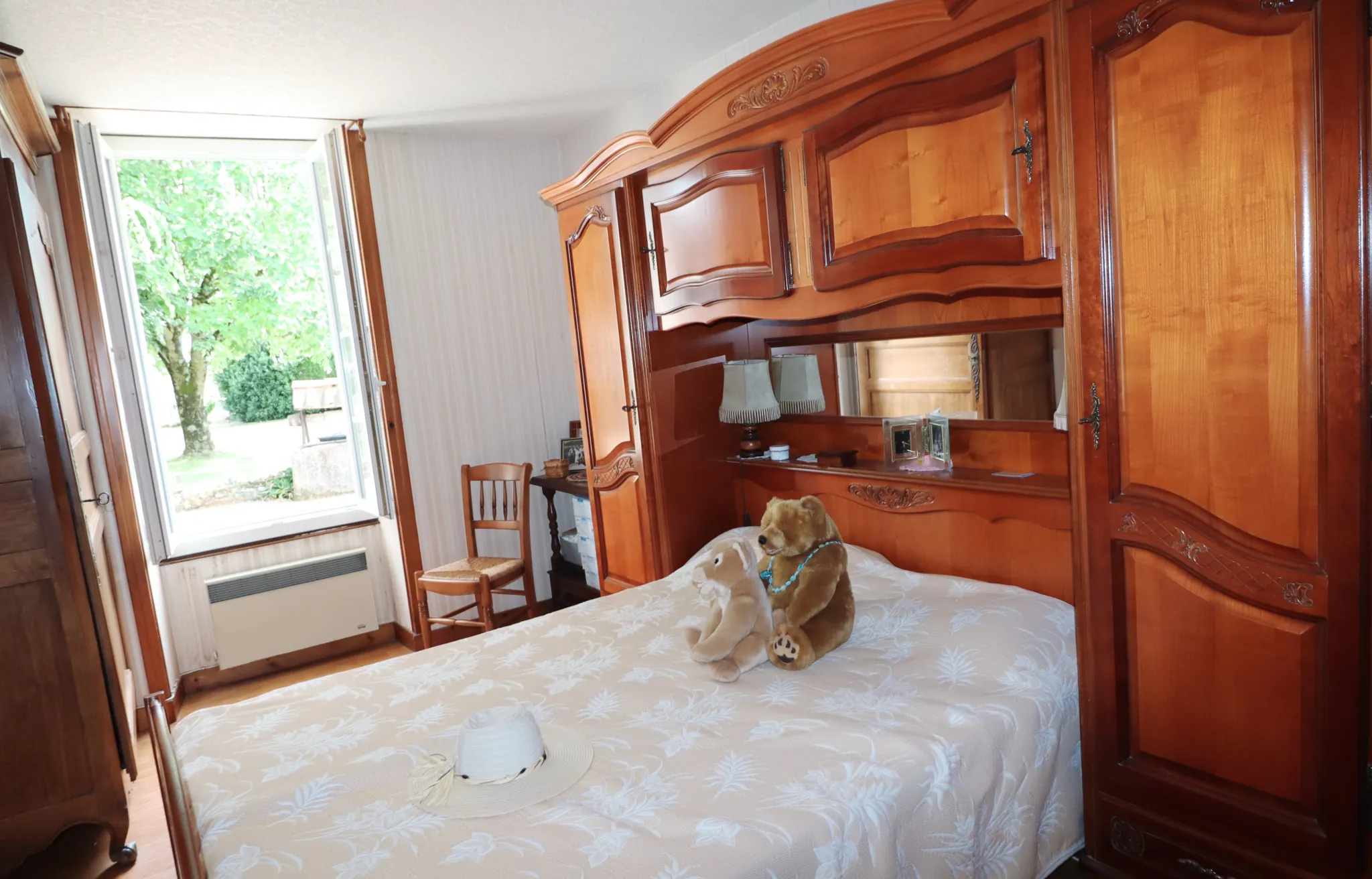 Charmante maison en pierre avec grand jardin et dépendances à proximité de Royan 