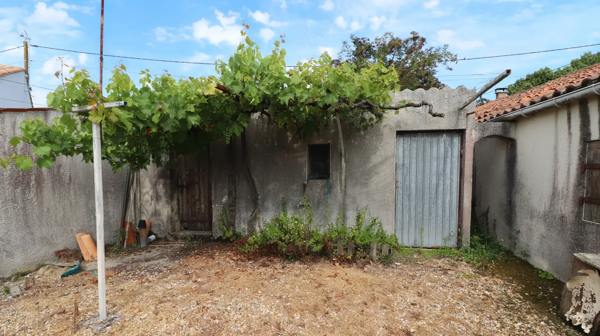 Charmante maison en pierre avec grand jardin et dépendances à proximité de Royan 