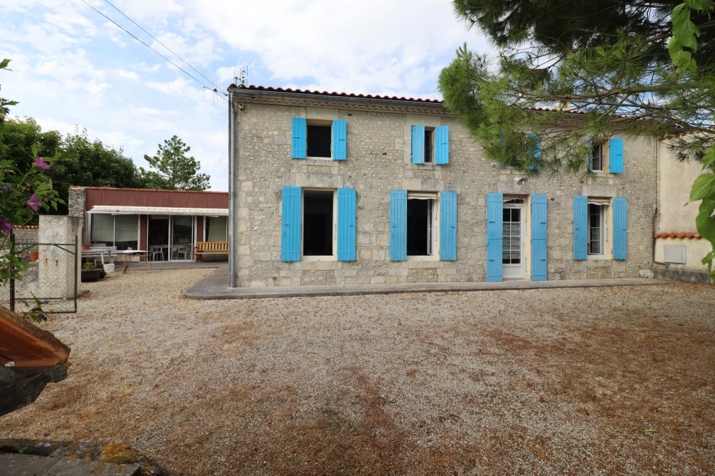 Charmante maison en pierre avec grand jardin et dépendances à proximité de Royan