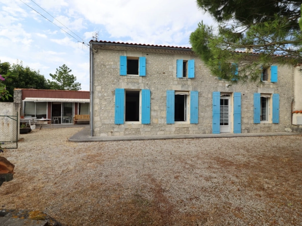 Charmante maison en pierre avec grand jardin et dépendances à proximité de Royan