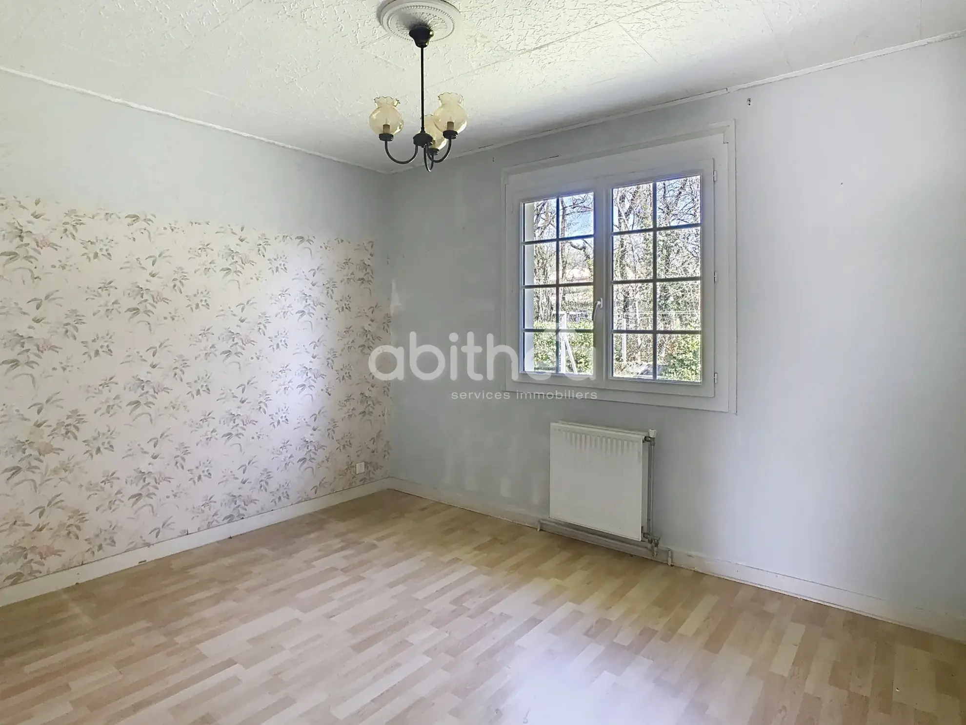 Maison de plain-pied à vendre à Puymoyen avec jardin et garage 