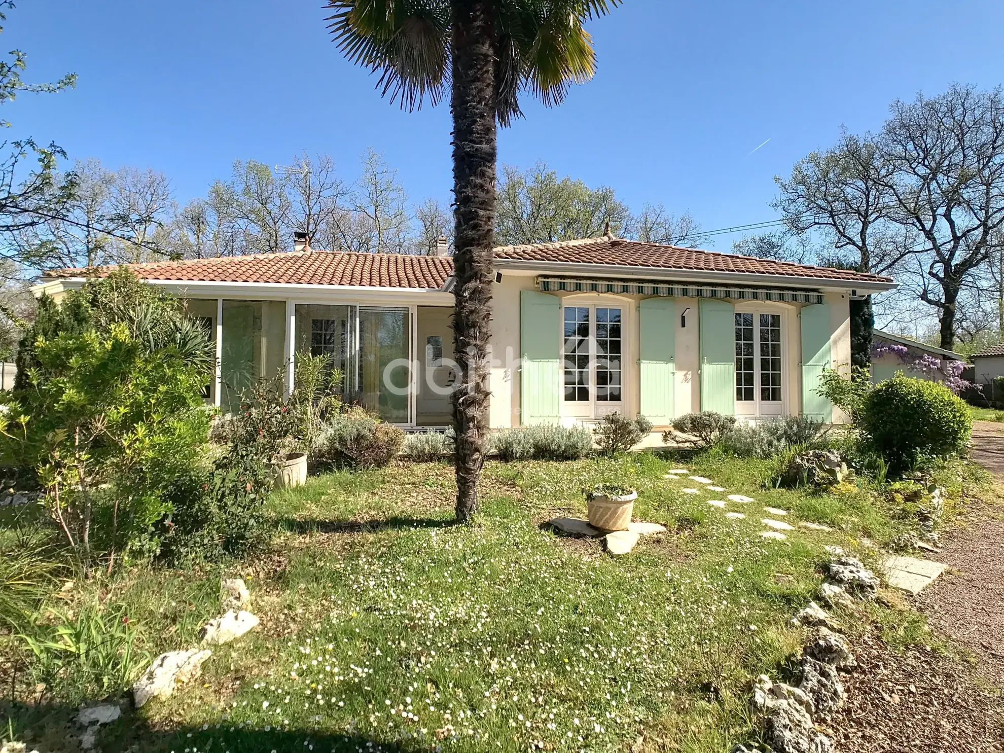 Maison de plain-pied à vendre à Puymoyen avec jardin et garage 