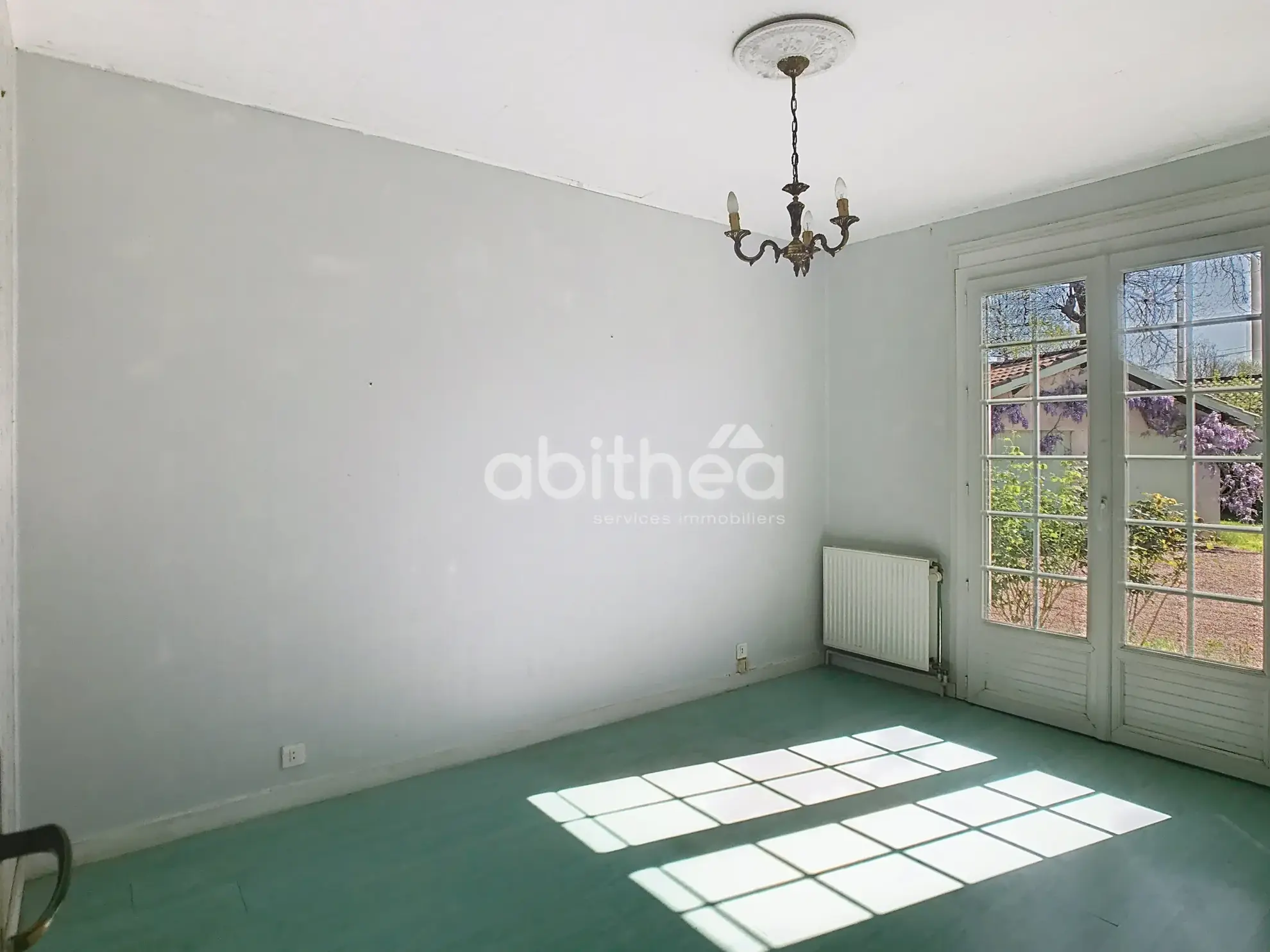 Maison de plain-pied à vendre à Puymoyen avec jardin et garage 