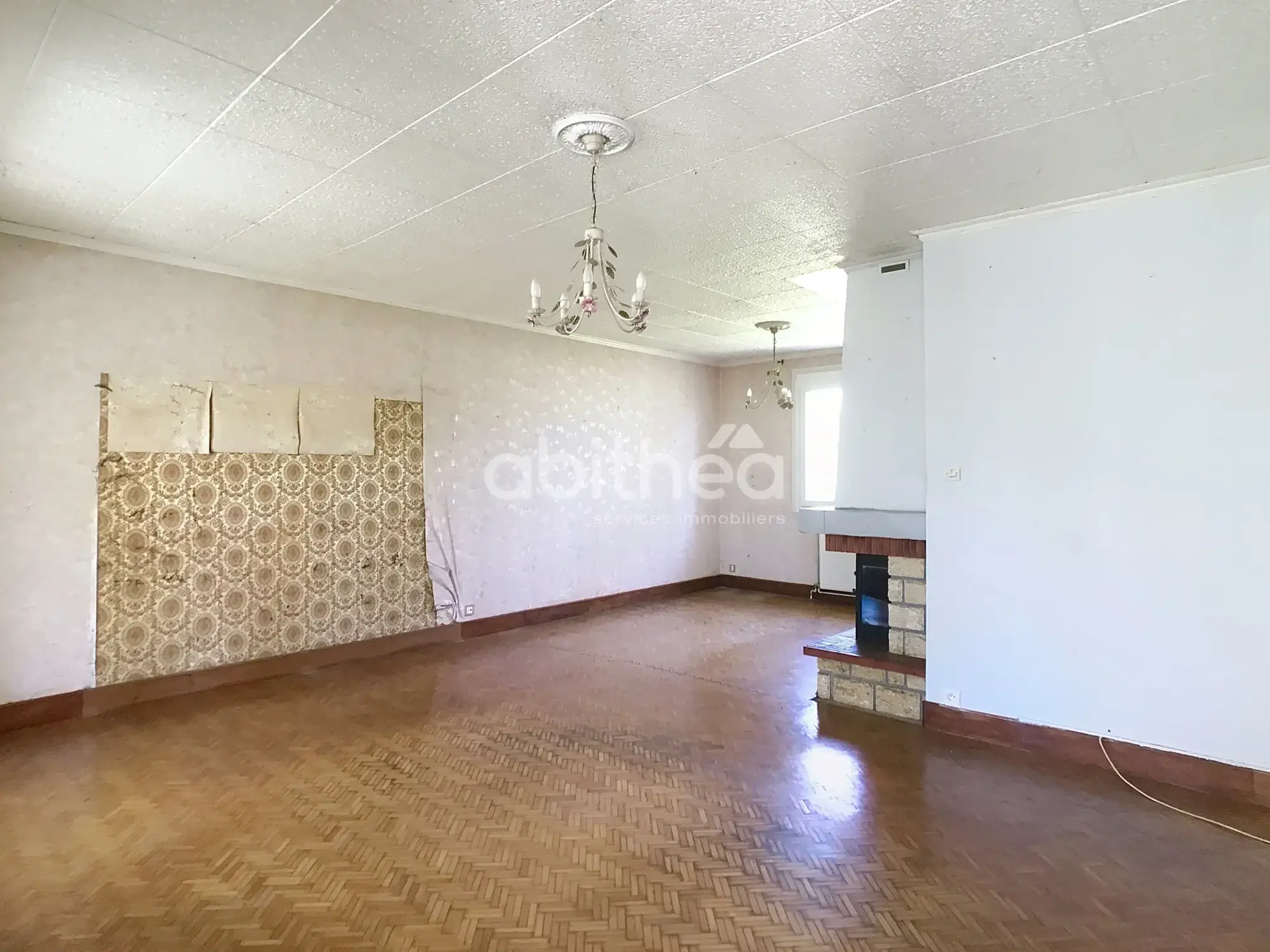 Maison de plain-pied à vendre à Puymoyen avec jardin et garage 