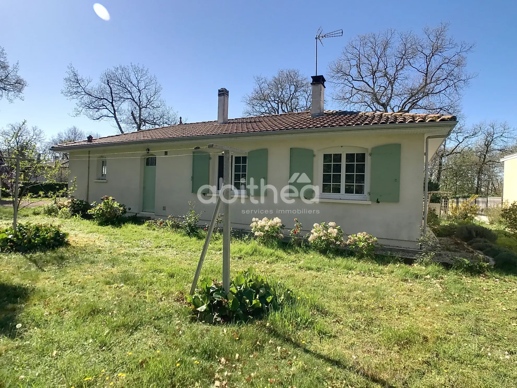 Maison de plain-pied à vendre à Puymoyen avec jardin et garage 