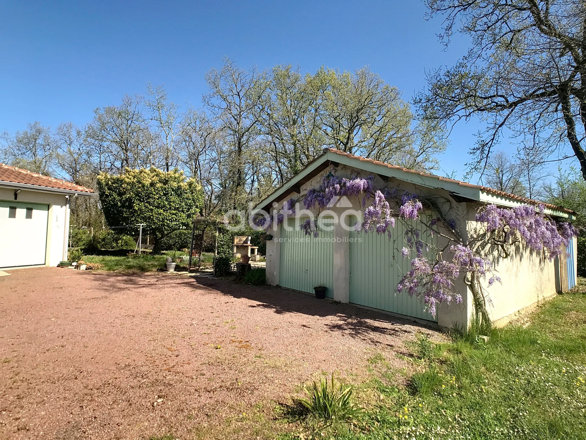 Maison de plain-pied à vendre à Puymoyen avec jardin et garage 