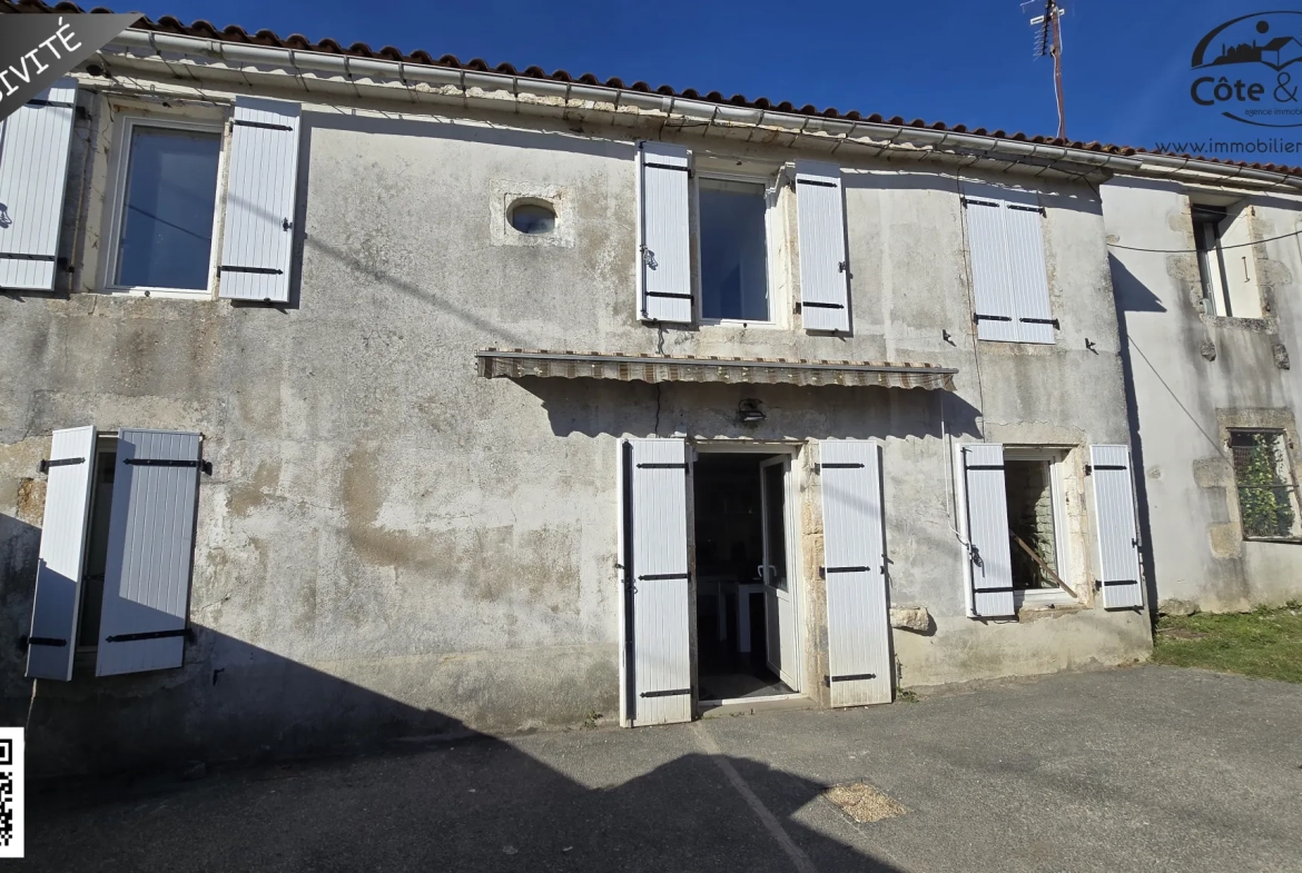 Maison ancienne avec piscine à Ardillières, 3 chambres, à rénover 