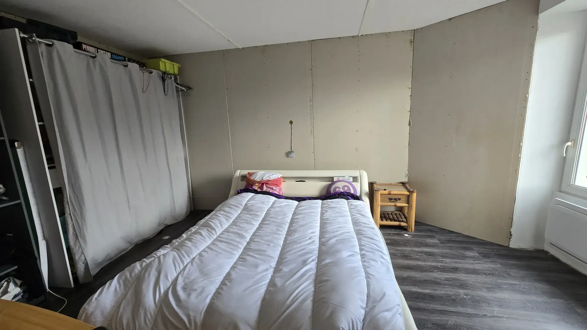 Maison ancienne avec piscine à Ardillières, 3 chambres, à rénover 