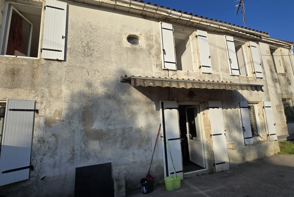Maison ancienne avec piscine à Ardillières, 3 chambres, à rénover 