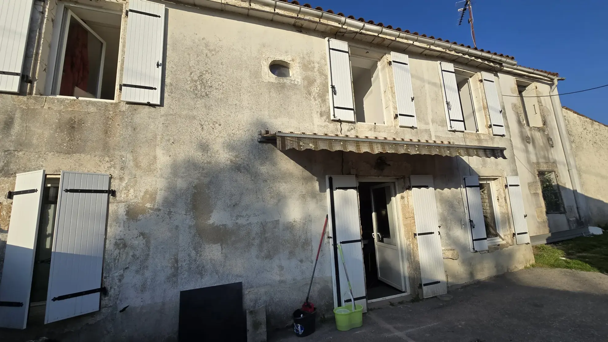 Maison ancienne avec piscine à Ardillières, 3 chambres, à rénover 