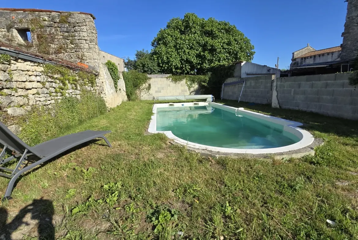 Maison ancienne avec piscine à Ardillières, 3 chambres, à rénover 