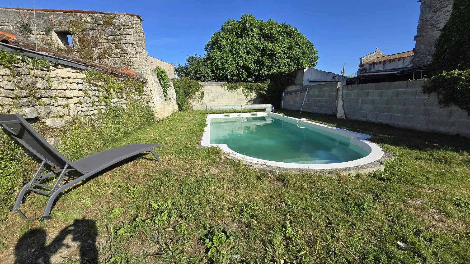 Maison ancienne avec piscine à Ardillières, 3 chambres, à rénover 