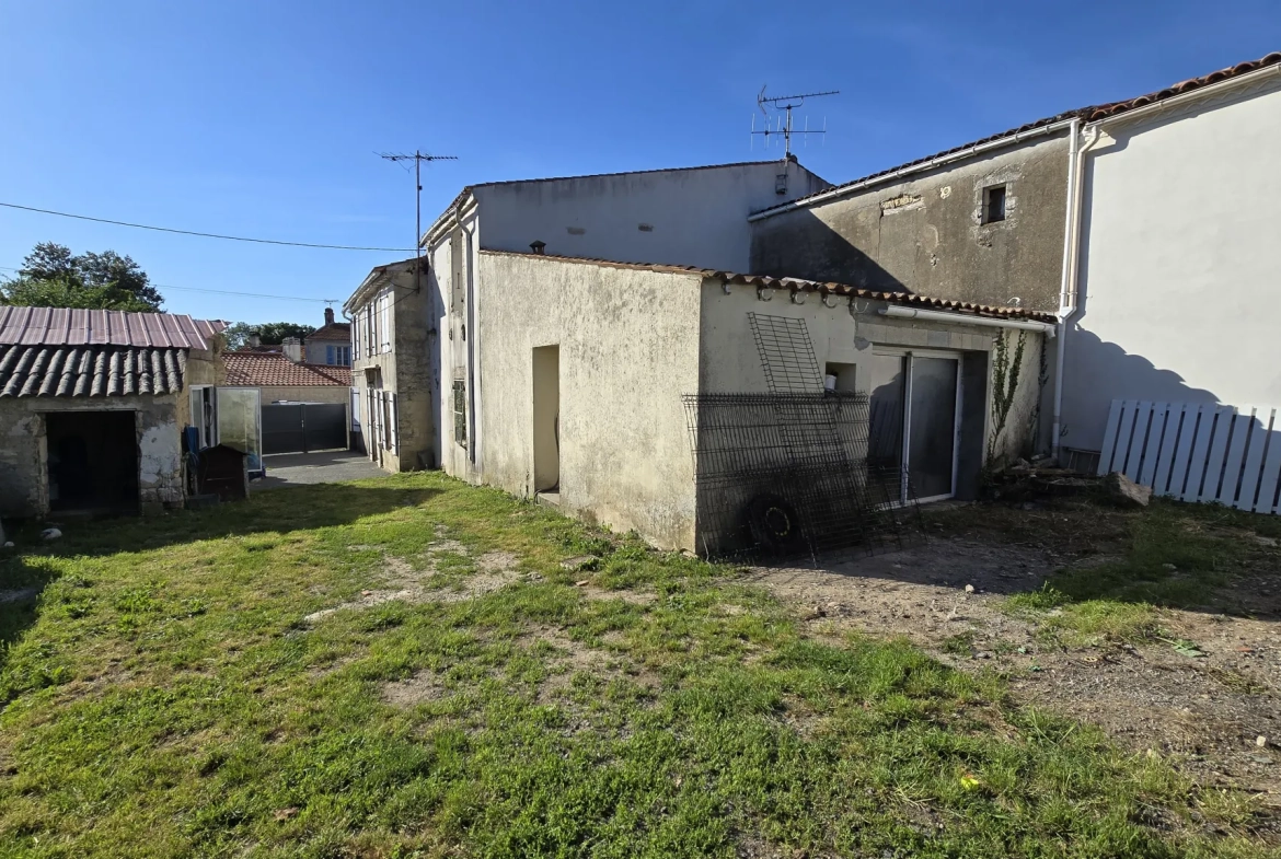 Maison ancienne avec piscine à Ardillières, 3 chambres, à rénover 