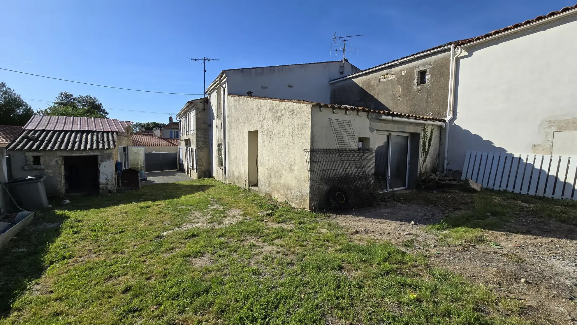 Maison ancienne avec piscine à Ardillières, 3 chambres, à rénover 