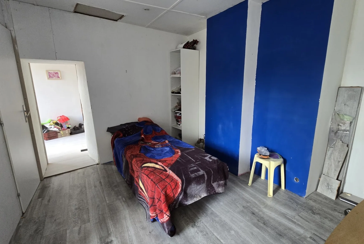 Maison ancienne avec piscine à Ardillières, 3 chambres, à rénover 
