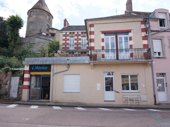 Maison de ville avec appartement indépendant à Luzy, 185 m²