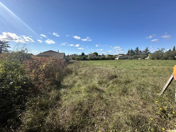 Terrain constructible avec vue dégagée à Saint Privas des Vieux