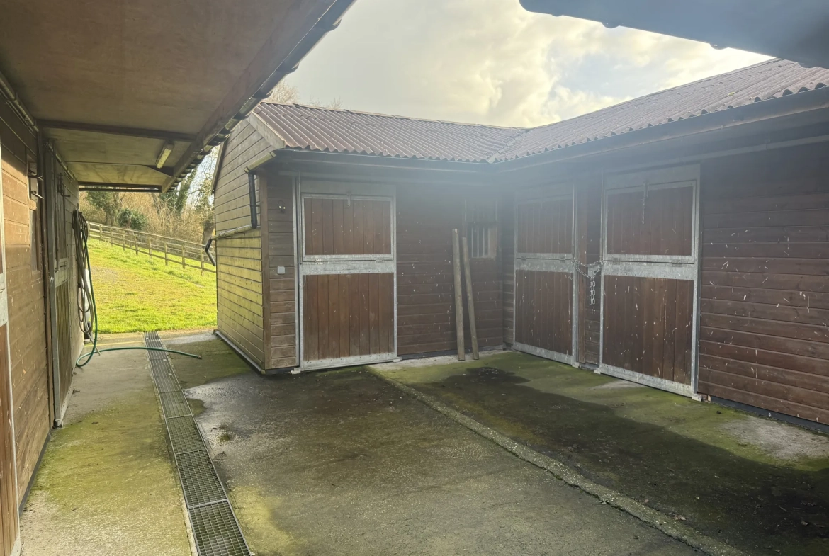 Terrain de loisirs avec 8 boxes à L'Oudon - Vue panoramique exceptionnelle 