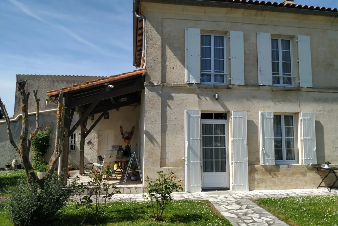 Maison charentaise à Jonzac de 121 m² avec terrain arboré et rénovation récente 