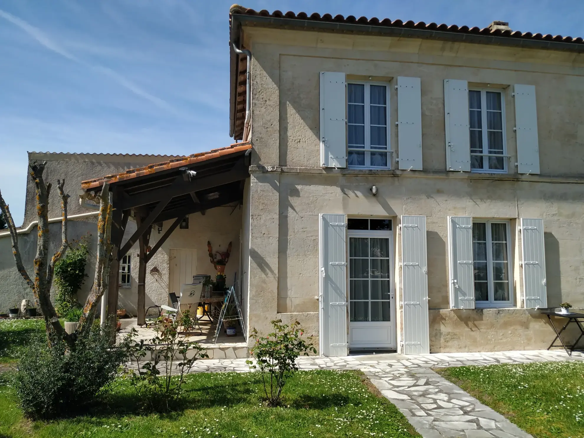 Maison charentaise à Jonzac de 121 m² avec terrain arboré et rénovation récente 