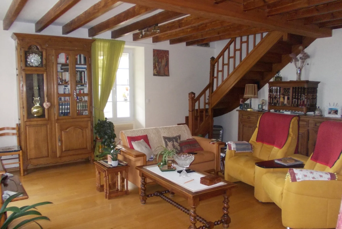 Maison charentaise à Jonzac de 121 m² avec terrain arboré et rénovation récente 