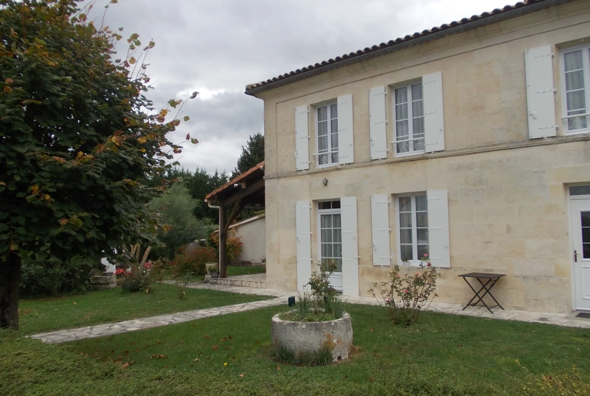 Maison charentaise à Jonzac de 121 m² avec terrain arboré et rénovation récente 