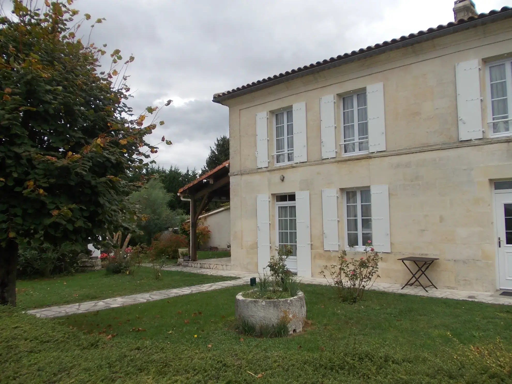 Maison charentaise à Jonzac de 121 m² avec terrain arboré et rénovation récente 