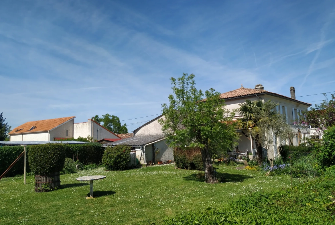 Maison charentaise à Jonzac de 121 m² avec terrain arboré et rénovation récente 