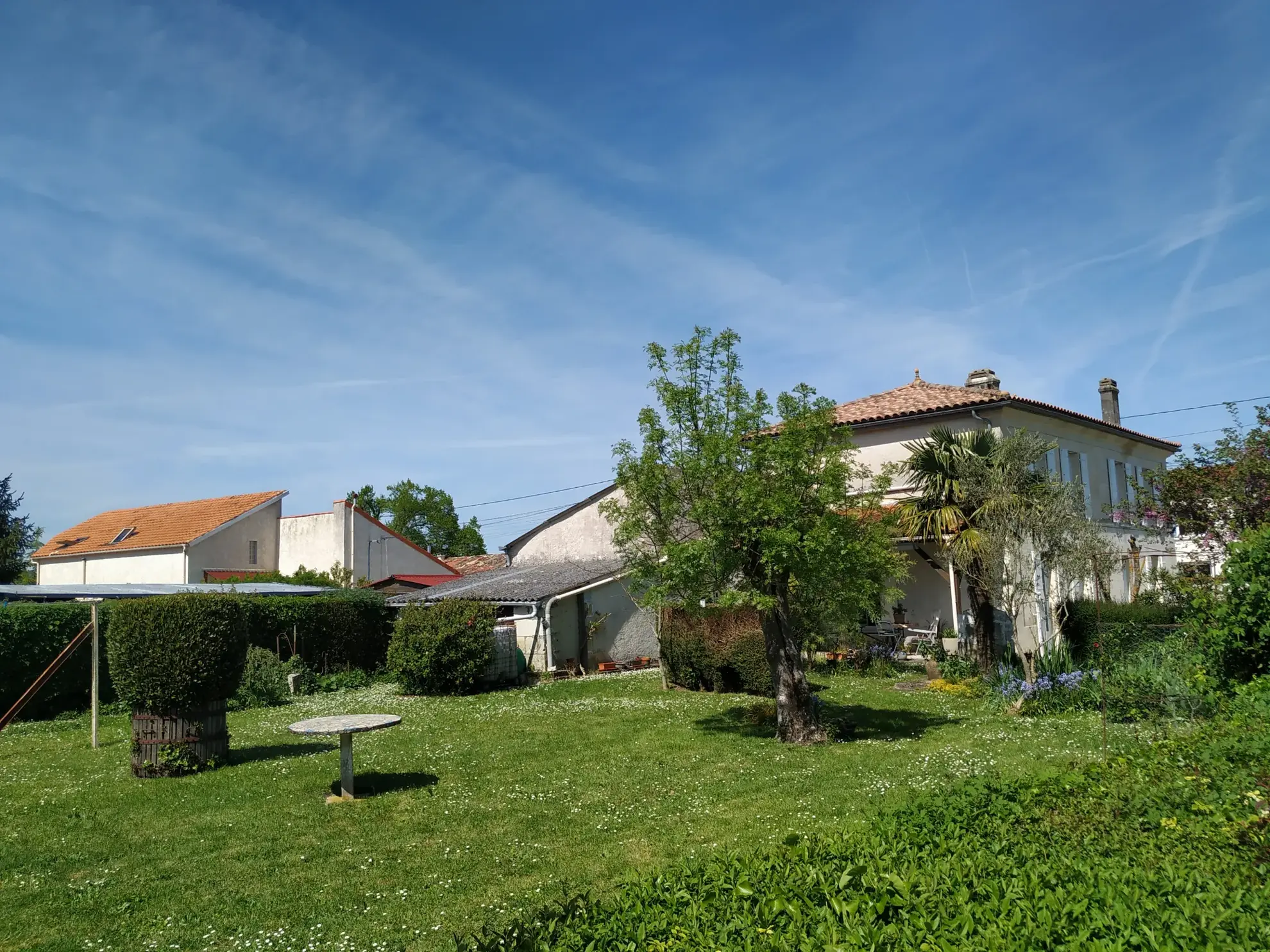 Maison charentaise à Jonzac de 121 m² avec terrain arboré et rénovation récente 