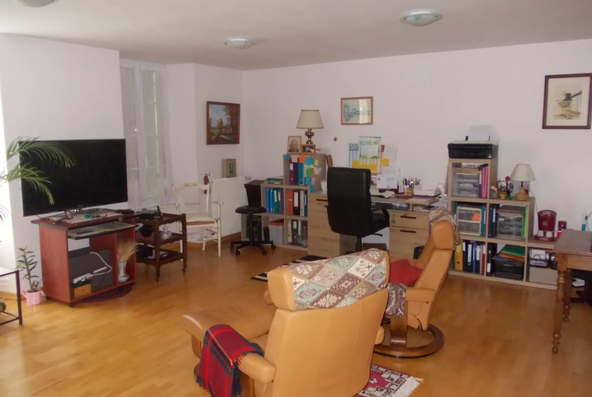 Maison charentaise à Jonzac de 121 m² avec terrain arboré et rénovation récente 