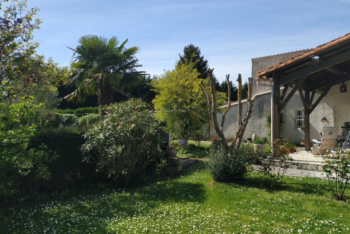 Maison charentaise à Jonzac de 121 m² avec terrain arboré et rénovation récente 