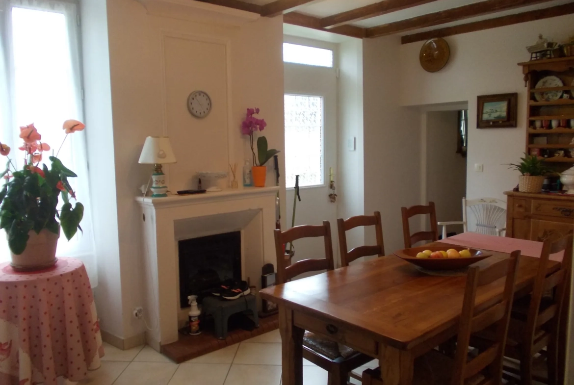 Maison charentaise à Jonzac de 121 m² avec terrain arboré et rénovation récente 