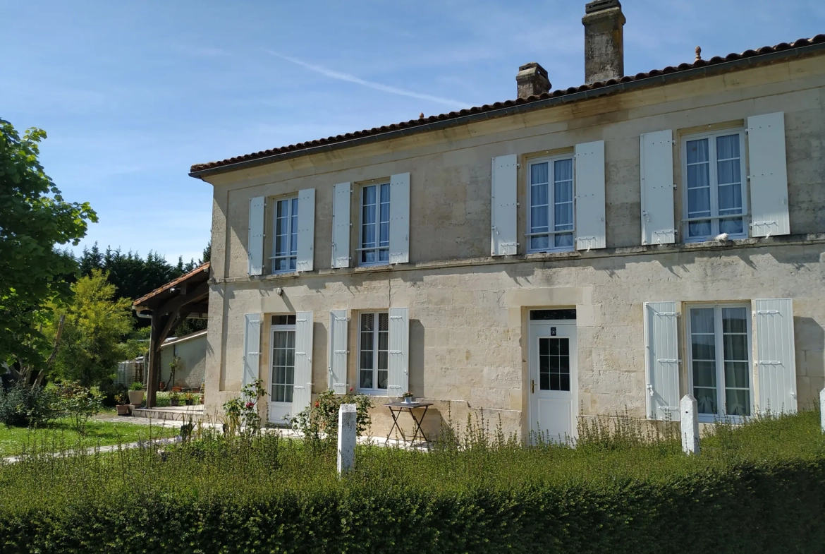 Maison charentaise à Jonzac de 121 m² avec terrain arboré et rénovation récente 