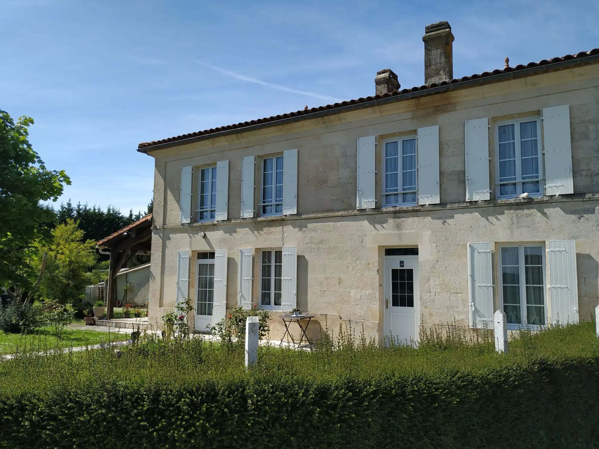 Maison charentaise à Jonzac de 121 m² avec terrain arboré et rénovation récente 