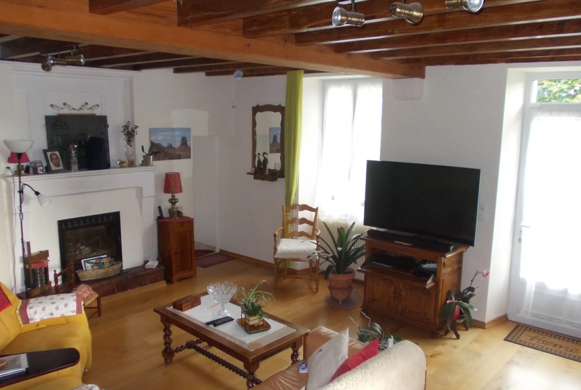 Maison charentaise à Jonzac de 121 m² avec terrain arboré et rénovation récente 
