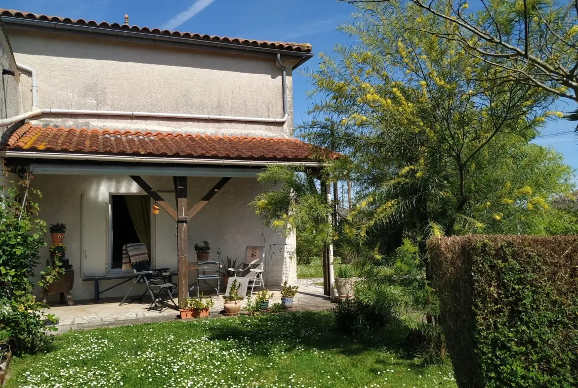 Maison charentaise à Jonzac de 121 m² avec terrain arboré et rénovation récente 