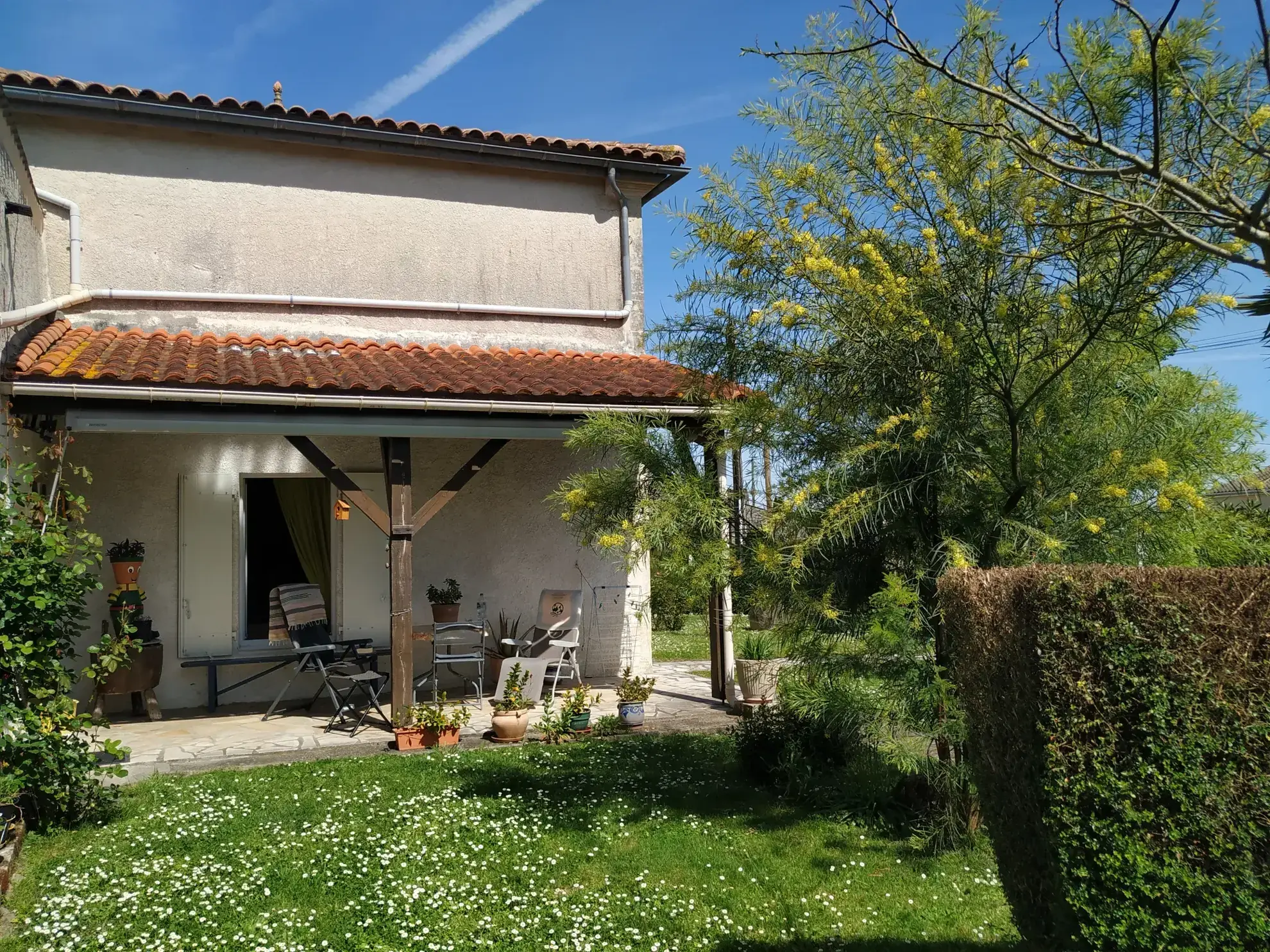 Maison charentaise à Jonzac de 121 m² avec terrain arboré et rénovation récente 