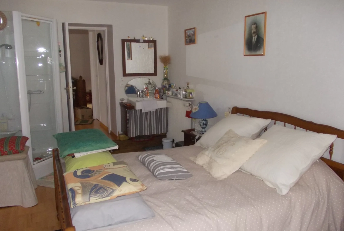 Maison charentaise à Jonzac de 121 m² avec terrain arboré et rénovation récente 